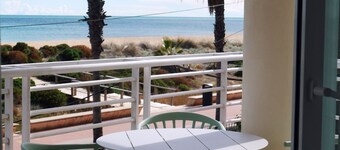 Large apartment. Front line beach, private parking, bicycles
