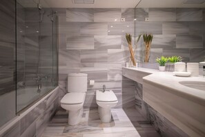 Badewanne, Haartrockner, Bidet, Handtücher