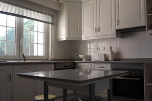 冷蔵庫、電子レンジ、オーブン、コンロ