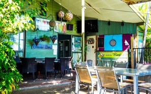 Bar (on property) - Backpackers By The Bay (Airlie Beach)