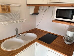 Refrigerador, microondas, parrilla de estufa y cafetera y tetera