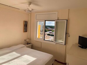 2 bedrooms, iron/ironing board, free WiFi