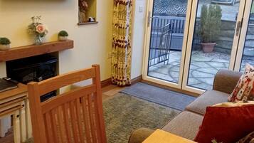 Smart-TV, Kamin, BĂŒcher, Musikbibliothek