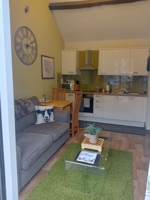 Smart TV, fireplace, books, music library - Larch Cottage Ruston with hot tub (dogs go free) (Scarborough)