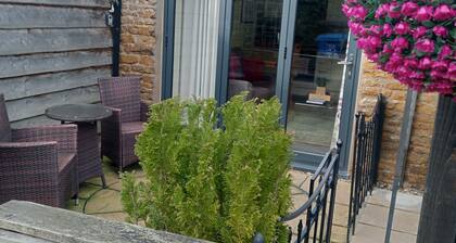 Koiraystävällinen lehtimökki, kauniissa Rustonin maaseutukylässä