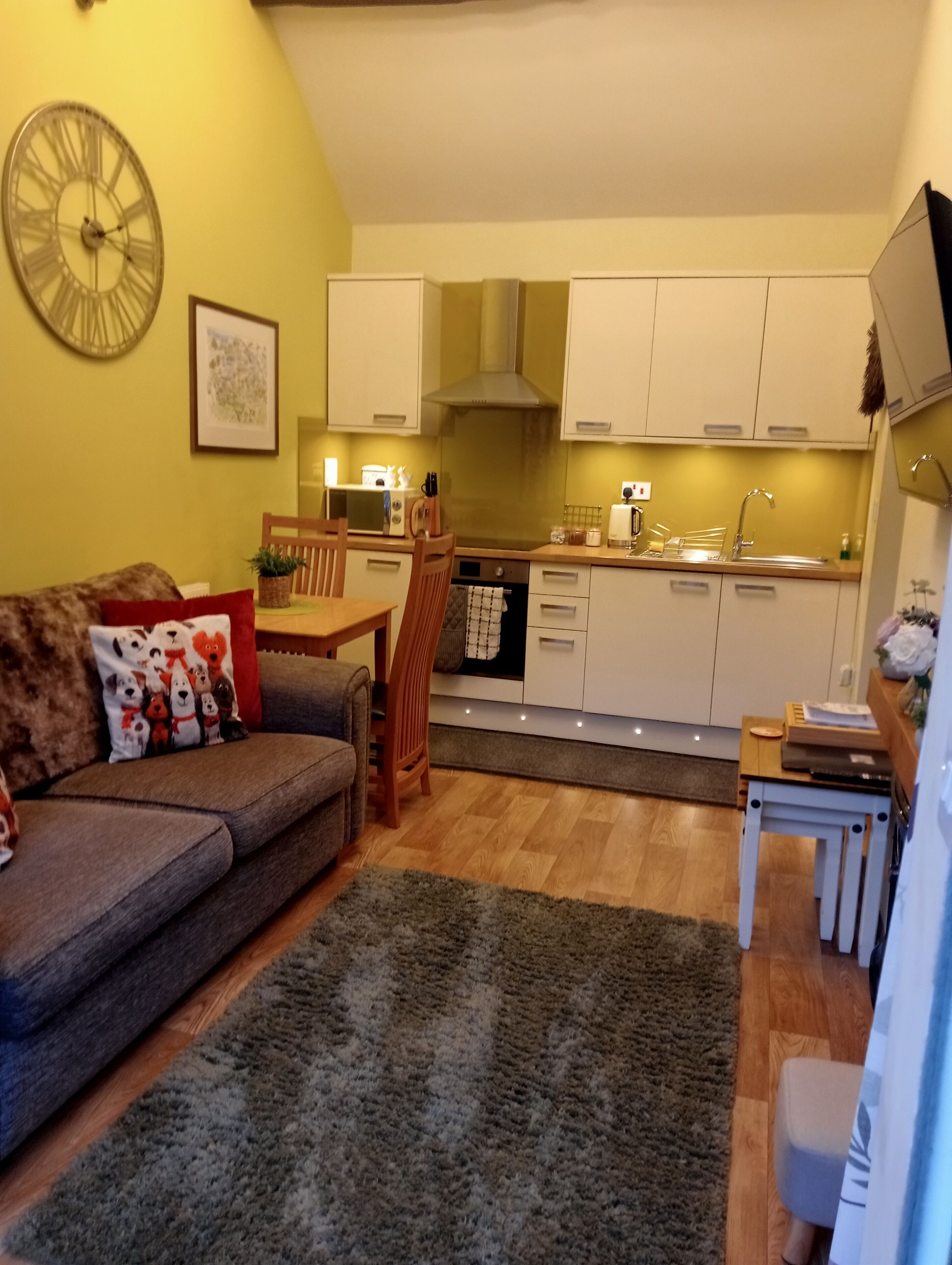 Smart-TV, Kamin, Bücher, Musikbibliothek