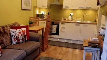 Smart-TV, Kamin, BĂŒcher, Musikbibliothek