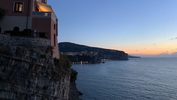 A coastal building with a balcony overlooking the sea. - Villa Bikini, a paradise on the rock steep above the sea with swimming pool. (Napoli)