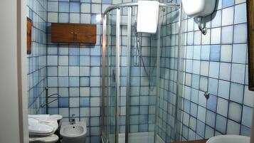 Een douche, een haardroger, een bidet, handdoeken