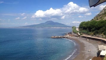 Una spiaggia nelle vicinanze, lettini da mare, teli da spiaggia