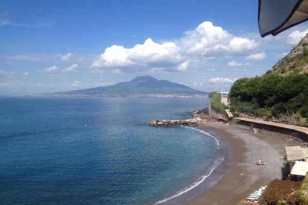 Una spiaggia nelle vicinanze, lettini da mare, teli da spiaggia