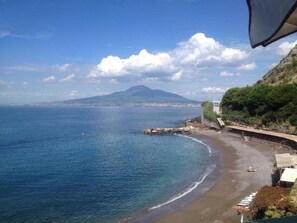 在海灘附近、躺椅、沙灘巾