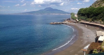 Villa Bikini, un paradis sur le rocher escarpé au dessus de la mer avec piscine.