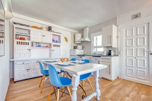 Fridge, microwave, dishwasher, coffee/tea maker