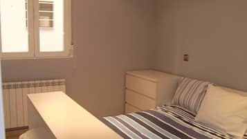 3 slaapkamers, een strijkplank/strijkijzer, gratis wifi, beddengoed