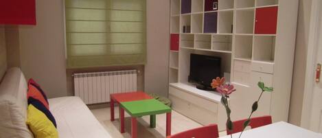 Televisie, een dvd-speler en een stereo