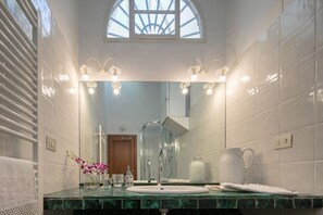 Douche, séchoir à cheveux, bidet, serviettes fournies