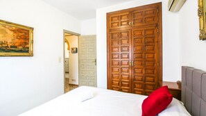 2 slaapkamers, een strijkplank/strijkijzer, gratis wifi, beddengoed
