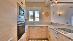 Geladeira, fogão, lava-louças, cafeteira/chaleira