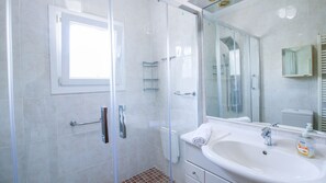 Een douche, handdoeken