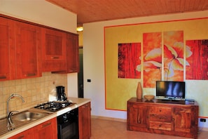 Fridge, oven, stovetop, coffee/tea maker