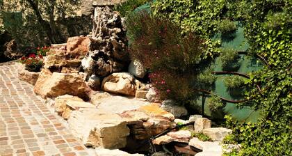 Apartamento con jardín, piscina climatizada, wifi, parking interno