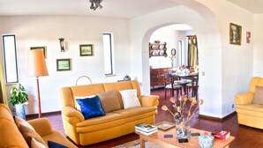 A living room with a sofa, armchairs, a coffee table, and a fireplace. - Detached villa with private pool 1.5 km from Vilamoura marina (Vilamoura, Loule)