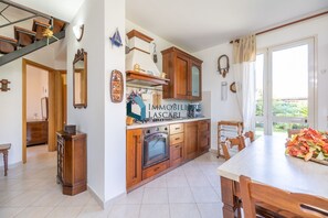 Fridge, microwave, oven, stovetop - Villa Limuti with shared swimming pool (Cefalù)