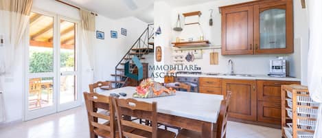 Een koelkast, een oven, een kookplaat, een koffiezetapparaat/waterkoker