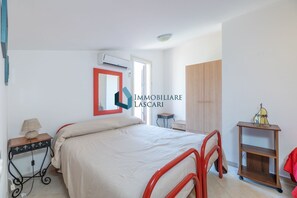 3 slaapkamers, een strijkplank/strijkijzer, reisbedje