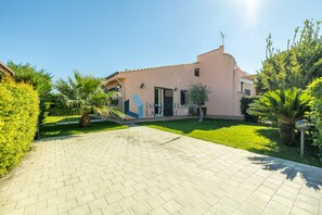 Exterior - Villa with condominium pool within walking distance of the sea, sleeps 8. (Cefalù)