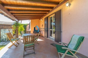 Outdoor dining - Villa with condominium pool within walking distance of the sea, sleeps 8. (Cefalù)
