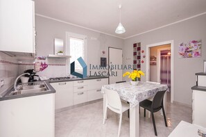 Fridge, oven, stovetop, coffee/tea maker - Villa Luana with direct access to the sea (Gorgo Lungo)