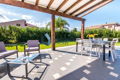 Holidays in Villa with direct access to the beach, sleeps 6 in bright colors