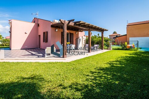 Holidays in Villa with direct access to the beach, sleeps 6 in bright colors