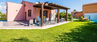 Holidays in Villa with direct access to the beach, sleeps 6 in bright colors