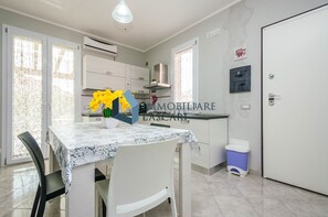 Fridge, oven, stovetop, coffee/tea maker