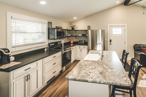 Geladeira, micro-ondas, fogão, cooktop