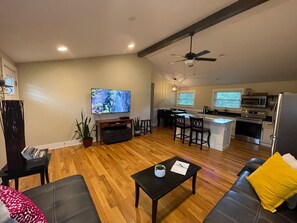 Smart TV, videojuegos, reproductor de DVD y estéreo 