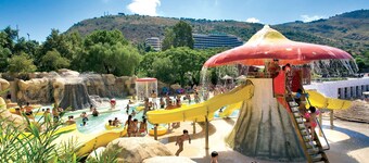 flott villa noen få skritt fra sjøen med terrasse og hage, soveplass til 6