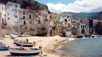 Una spiaggia nelle vicinanze