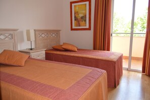 3 bedrooms, iron/ironing board, free WiFi, bed sheets - EXCELLENT T3, NEAR THE BEACH AND VILAMOURA MARINA W / POOL AND GARDEN (Vilamoura)