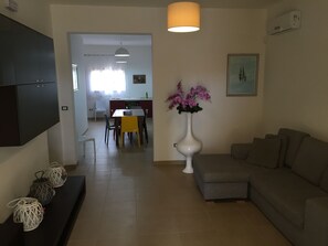 Smart TV, fireplace, books, stereo - Holiday Villa to enjoy in the private pool or in the beautiful Jacuzzi (San Vito dei Normanni)