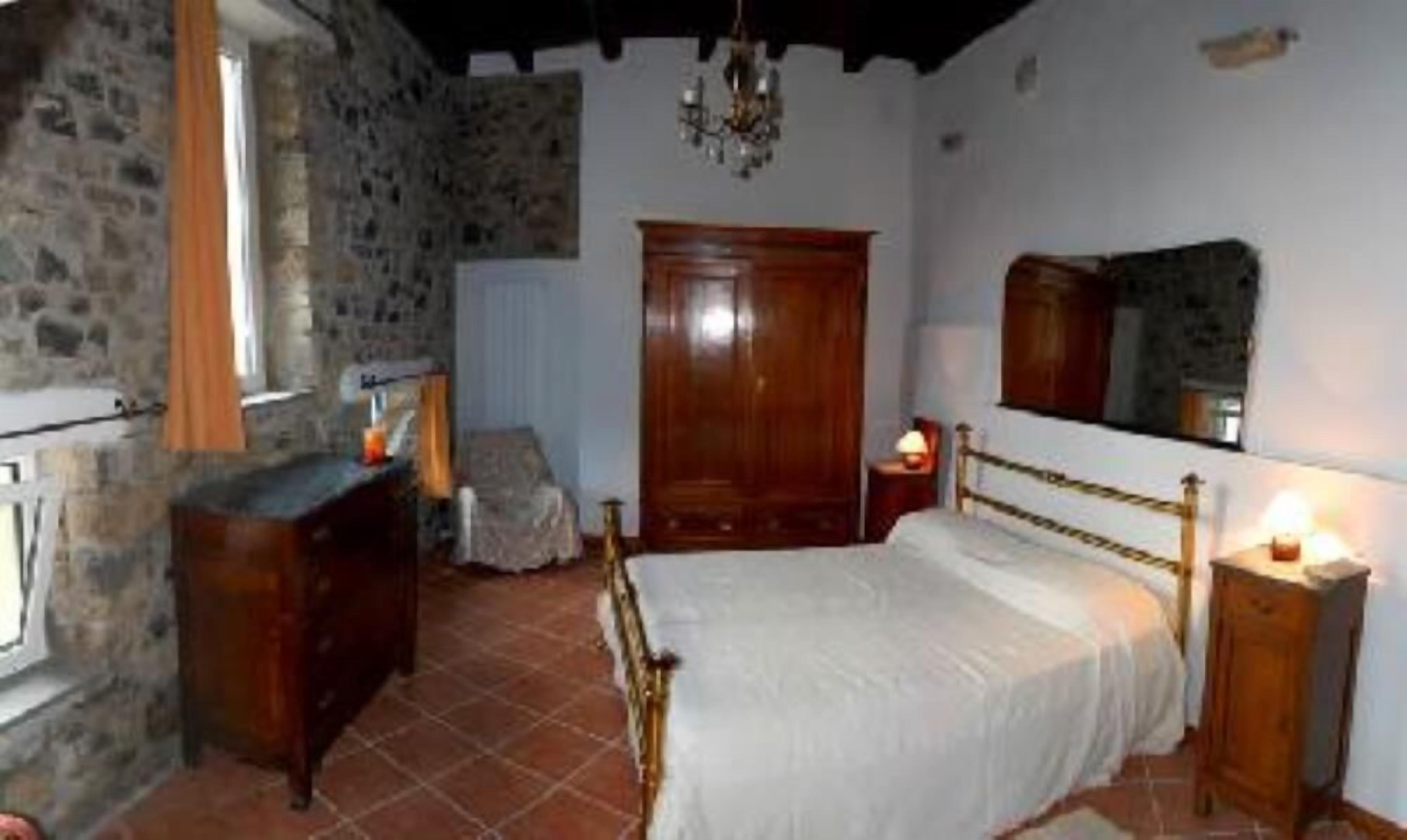 1 quarto, escrivaninha, ferros/tábuas de passar roupa, Wi-Fi de cortesia