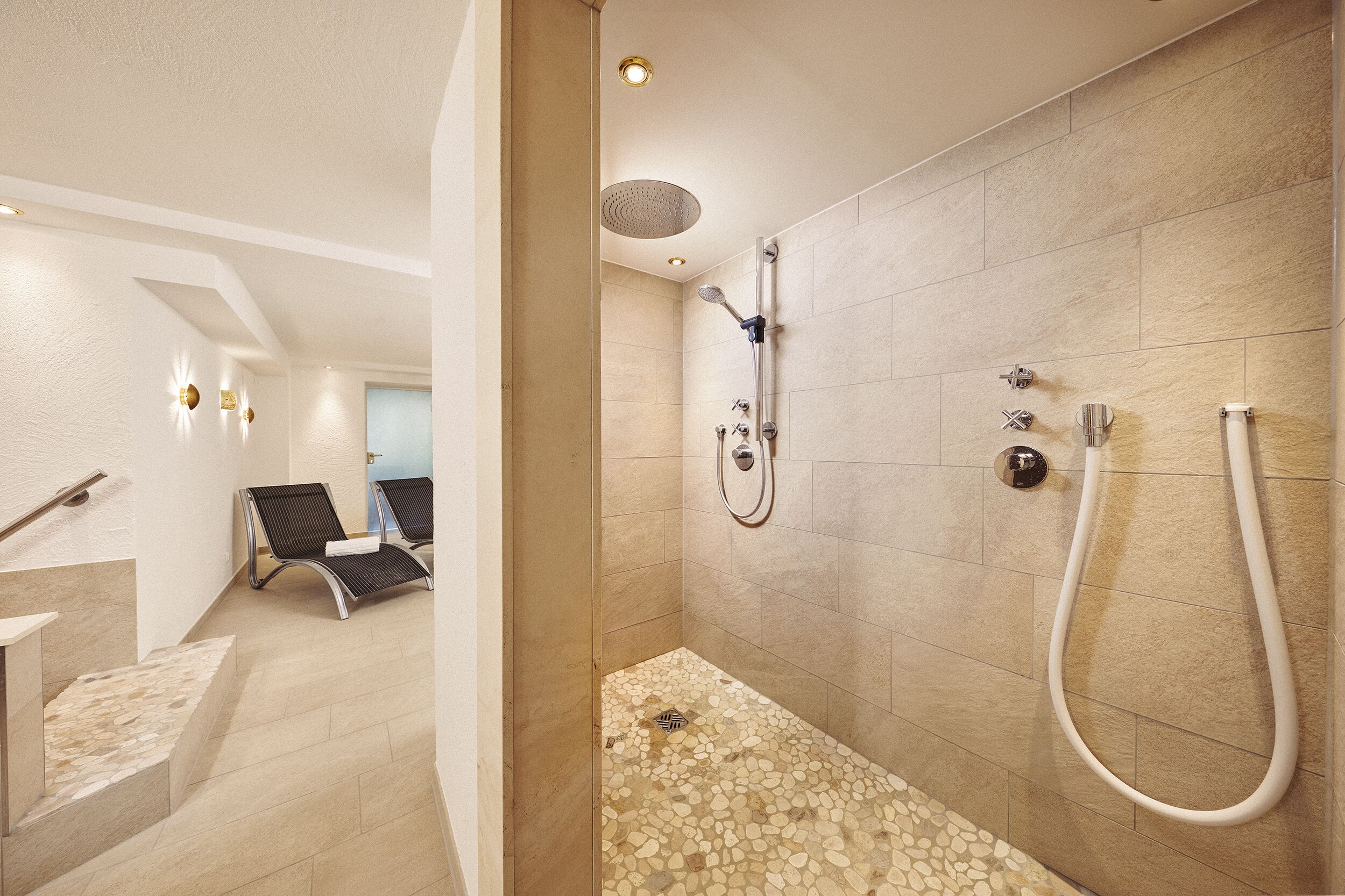 Badewanne, Haartrockner, Handtücher, Toilettenpapier