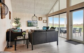 TV, fireplace, DVD player, table football - Amazing home in Bogense with sauna (Bogense)