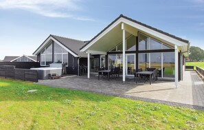 Outdoor dining - Amazing home in Bogense with sauna (Bogense)