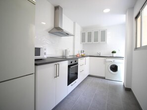 Fridge, microwave, oven, coffee/tea maker - Del Parque Flats Zamarrilla (Málaga)