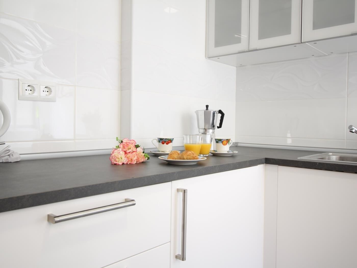 Geladeira, micro-ondas, fogão, cafeteira/chaleira