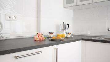 Geladeira, micro-ondas, fogão, cafeteira/chaleira